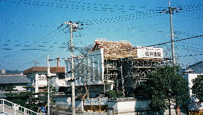 大屋根の工事が始まる