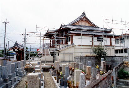 庫裡の建設が岡田工務店により始まりました。